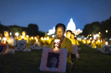 Các học viên Pháp Luân Công tham gia buổi thắp nến tưởng niệm những học viên Pháp Luân Công đã qua đời trong suốt 25 năm diễn ra cuộc bức hại của Đảng Cộng sản Trung Quốc ở Trung Quốc, tại National Mall, Hoa Thịnh Đốn, hôm 11/07/2024. (Ảnh: Madalina Vasiliu/The Epoch Times)