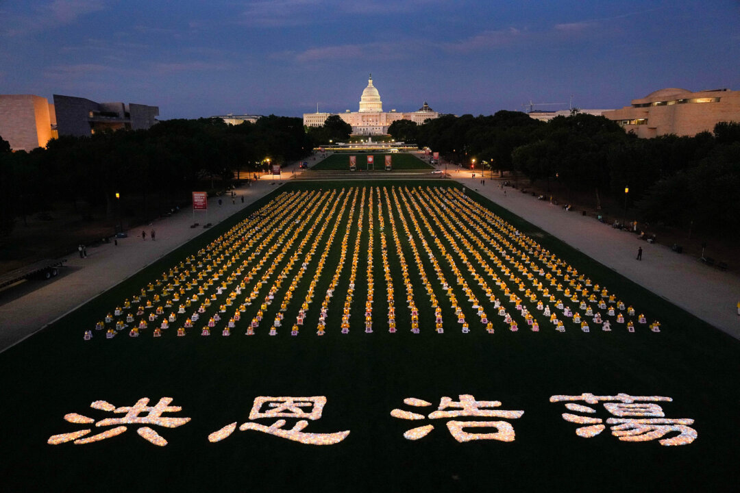 Toàn cảnh các học viên Pháp Luân Công tham gia buổi thắp nến tưởng niệm để tưởng nhớ các học viên Pháp Luân Công đã qua đời trong suốt 25 năm diễn ra cuộc đàn áp của ĐCSTQ ở Trung Quốc, tại National Mall ở Hoa Thịnh Đốn, hôm 11/07/2024. (Ảnh: Larry Dye/The Epoch Times )
