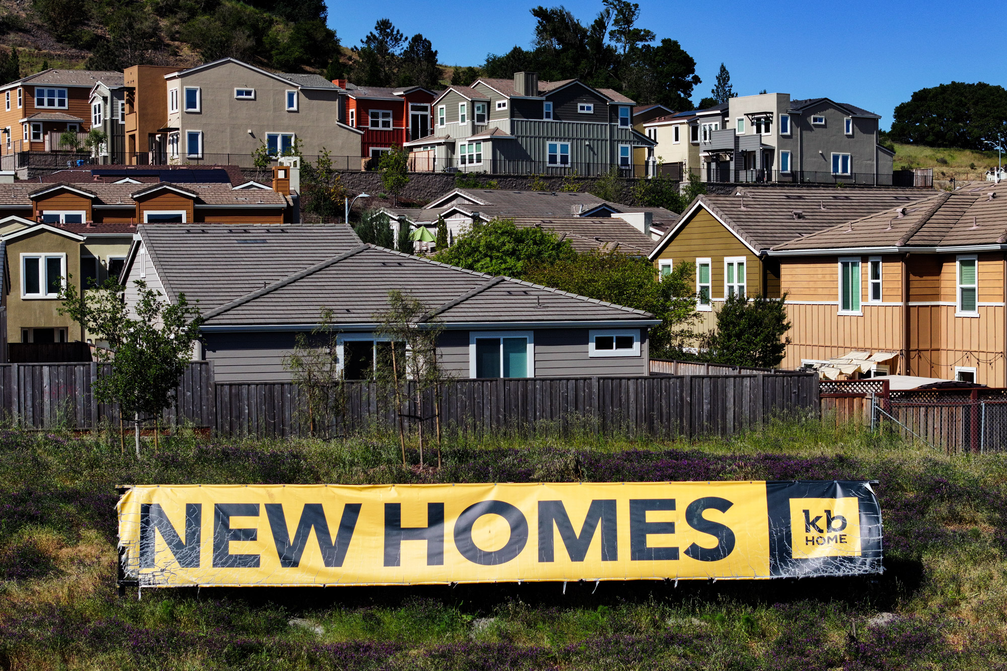 Một biển báo được trưng bày bên cạnh khu vực phát triển KB Home ở Petaluma, California, hôm 02/05/2024. Nhiều người mua nhà lần đầu đang chờ giá hoặc lãi suất vay mua nhà giảm. (Ảnh: Justin Sullivan/Getty Images)