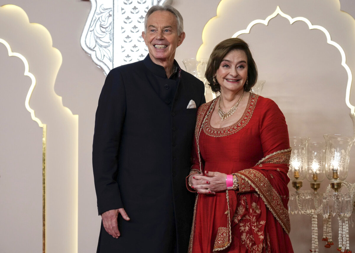 Cựu Thủ tướng Anh Tony Blair và phu nhân Cherie Blair tại lễ thành hôn của anh Anant Ambani, con trai tỷ phú Mukesh Ambani, và cô Radhika Merchant tại Trung tâm Hội nghị Thế giới Jio ở Mumbai, Ấn Độ, hôm 12/07/2024. (Ảnh: Rajanish Kakade/AP Photo)