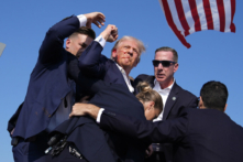 Ứng cử viên tổng thống của Đảng Cộng Hòa, cựu Tổng thống Donald Trump, được các nhân viên Mật vụ Hoa Kỳ bao quanh tại một cuộc vận động tranh cử, hôm thứ Bảy, ngày 13/07/2024, tại Butler, Pennsylvania. (Ảnh: AP Photo/Evan Vucci)