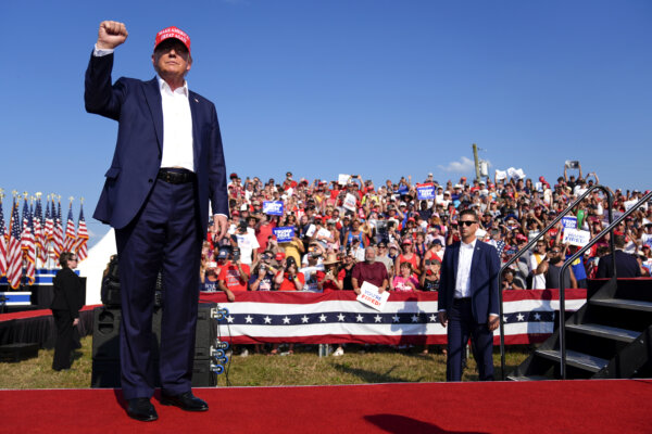 Cựu Tổng thống Donald Trump và là ứng cử viên tổng thống của Đảng Cộng Hòa có mặt tại một cuộc vận động tranh cử, hôm 13/07/2024, tại Butler, Pennsylvania. (Ảnh: AP Photo/Evan Vucci)