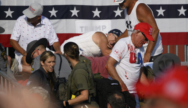 Những người tham dự chạy tán loạn sau khi tiếng súng vang lên trong cuộc vận động tranh cử của ứng cử viên tổng thống Đảng Cộng Hòa, cựu Tổng thống Hoa Kỳ Donald Trump tại Butler Farm Show Inc. ở Butler, Pennsylvania, hôm 13/07/2024. (Ảnh: Jeff Swensen/Getty Images)