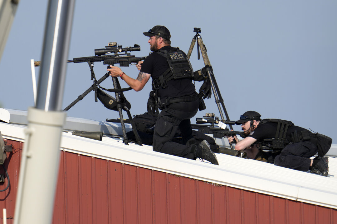 Nhân chứng mô tả người đàn ông mang súng trường bò lên mái nhà gần nơi vận động tranh cử của cựu TT Trump