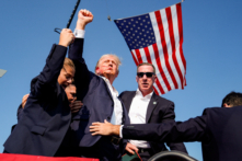 Các nhân viên Mật vụ Hoa Kỳ gấp rút bảo vệ cựu Tổng thống Donald Trump sau khi những phát súng nổ ra trong một cuộc vận động tranh cử ở Butler, Pennsylvania, hôm 13/07/2024. (Ảnh: Evan Vucci/AP Photo)