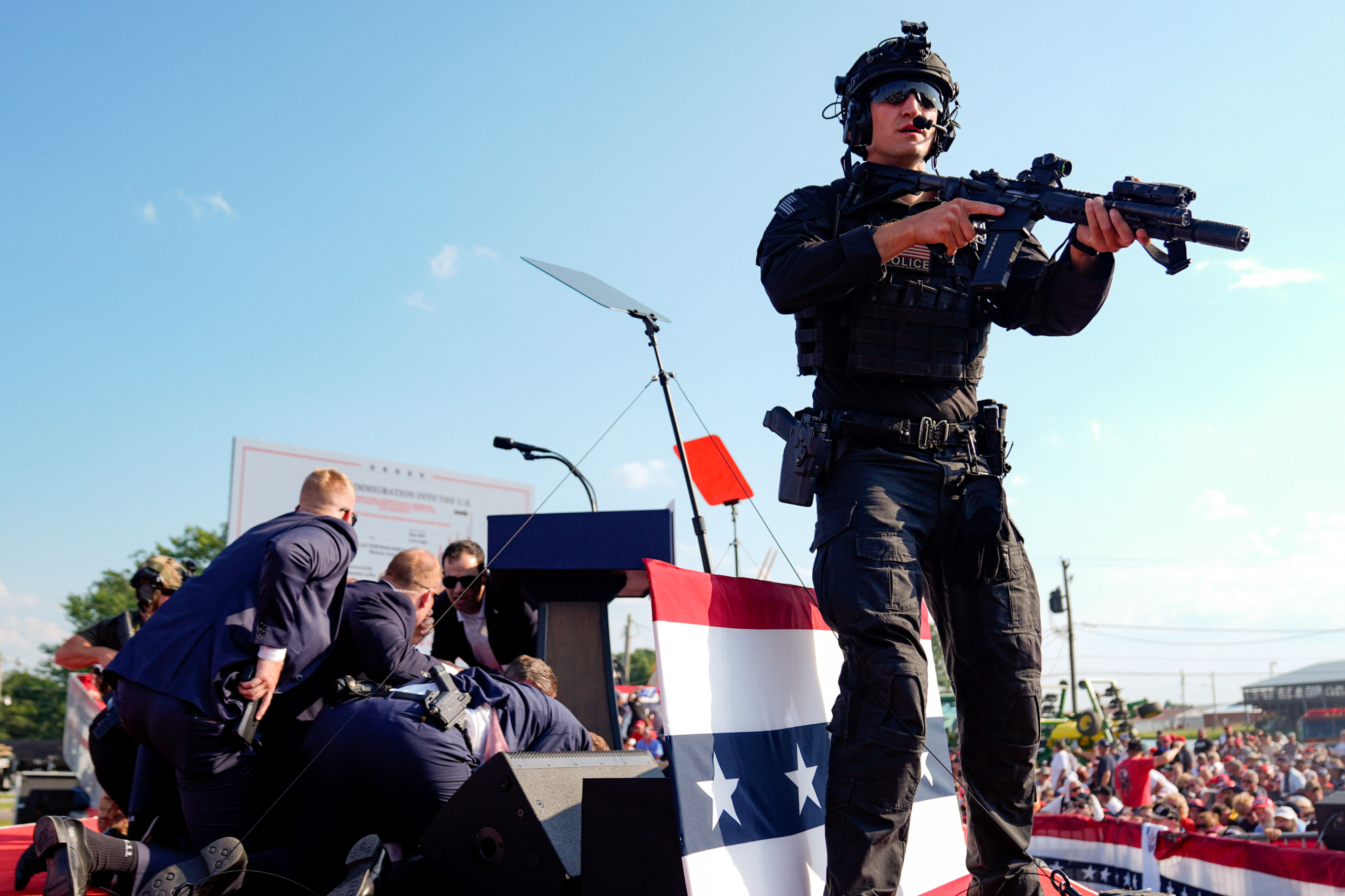 Các nhân viên Sở Mật vụ Hoa Kỳ vội vã lên sân khấu sau khi có những phát súng nổ ra nhắm vào cựu tổng thống. (Ảnh: Evan Vucci/AP Photo)
