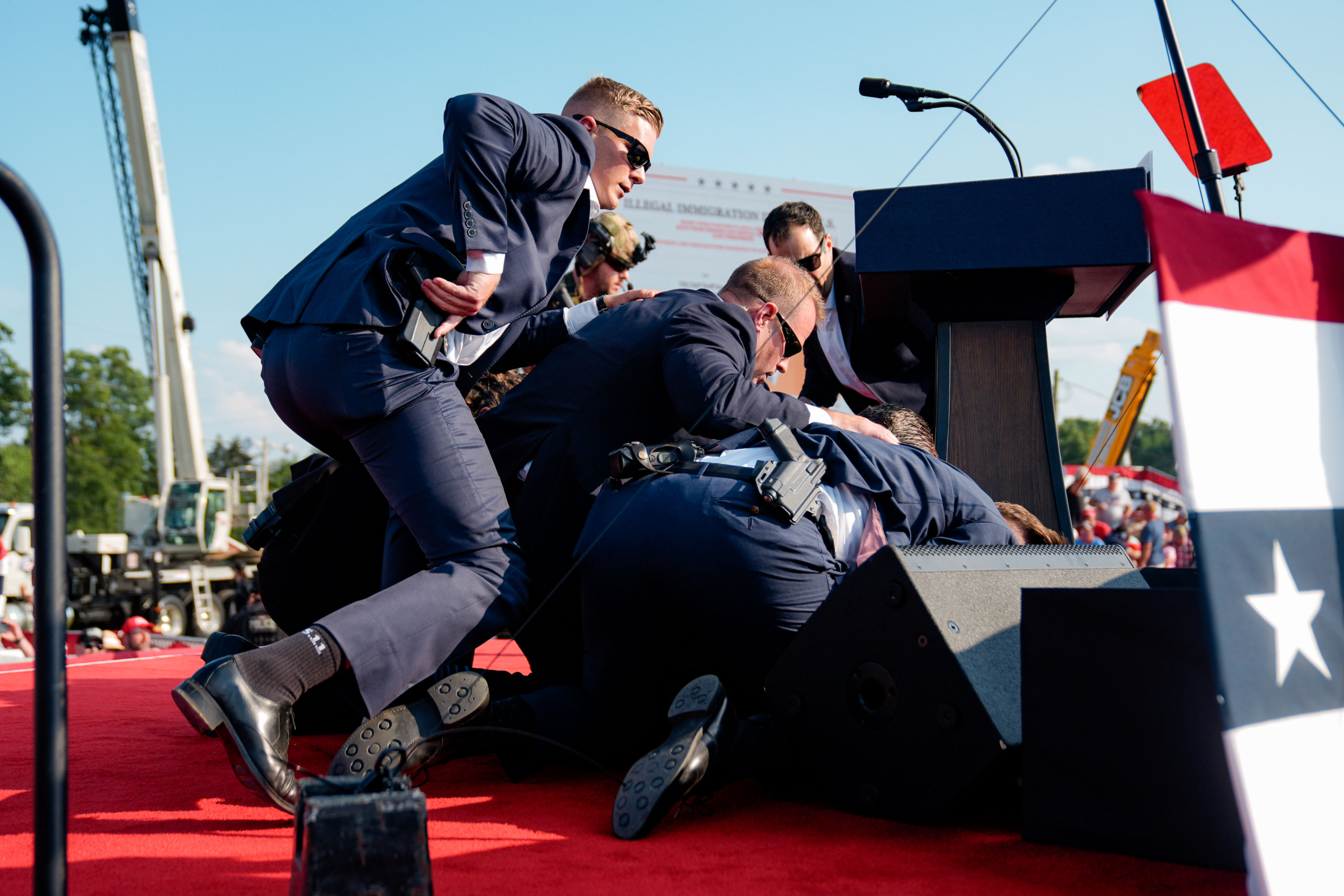 Các nhân viên Sở Mật vụ Hoa Kỳ che chắn cho cựu Tổng thống Donald Trump tại cuộc vận động tranh cử. (Ảnh: Evan Vucci/AP Photo)