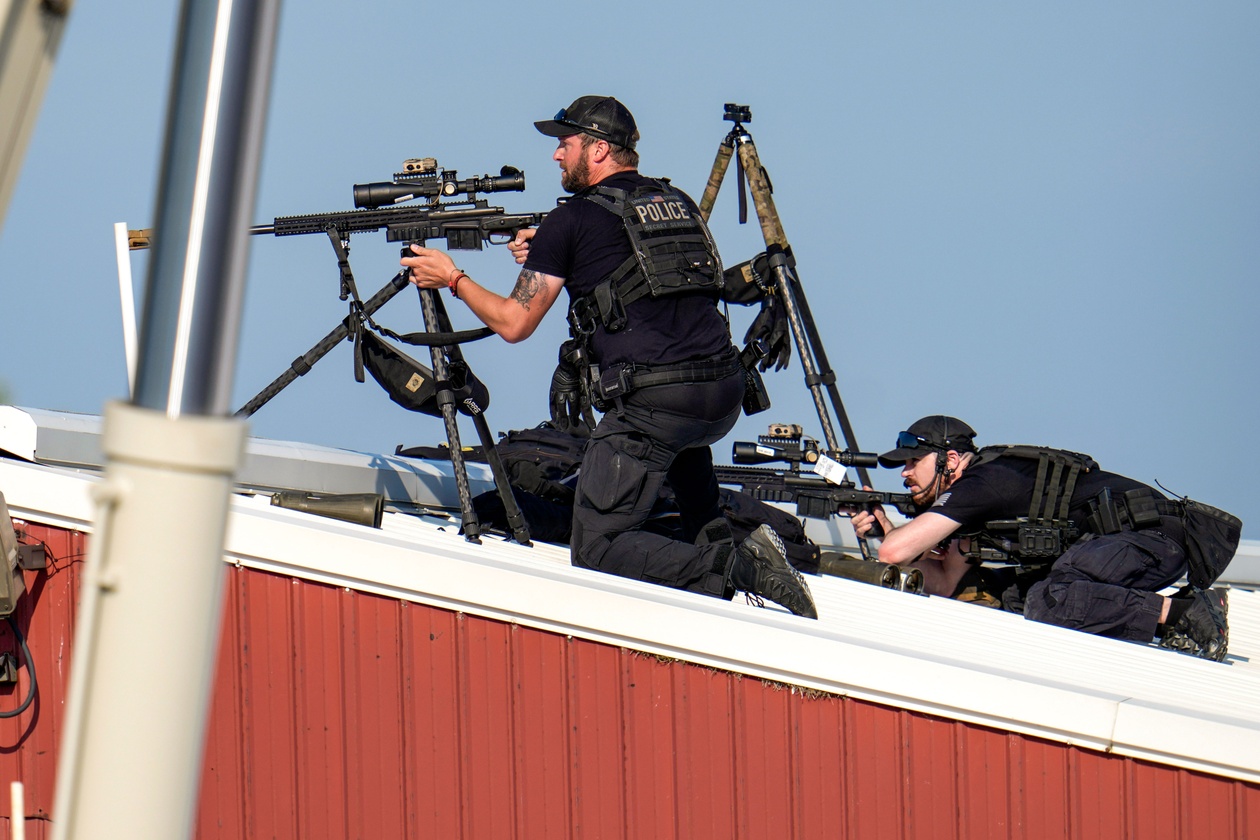 Cảnh sát bắn tỉa bắn trả sau khi cựu Tổng thống Donald Trump bị bắn tại sự kiện vận động tranh cử. (Ảnh: Gene J. Puskar/AP Photo)