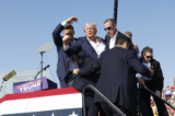 Ứng cử viên tổng thống Đảng Cộng Hòa, cựu Tổng thống Donald Trump vội vã rời khỏi sân khấu trong một cuộc vận động tranh cử ở Butler, Pennsylvania, hôm 13/07/2024. (Ảnh: Anna Moneymaker/Getty Images)