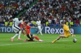 Cầu thủ Mikel Oyarzabal của Tây Ban Nha ghi bàn thắng thứ hai cho đội của mình khi Jordan Pickford của Anh không thể cản phá, trong trận chung kết UEFA EURO 2024 giữa Tây Ban Nha và Anh tại Berlin hôm 14/07/2024. (Ảnh: Dan Mullan/Getty Images)
