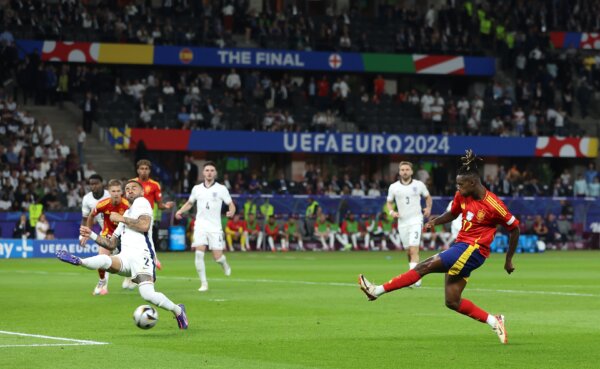 Cầu thủ Nico Williams của Tây Ban Nha ghi bàn thắng đầu tiên cho đội của mình dưới áp lực của Kyle Walker của đội Anh trong trận chung kết UEFA EURO 2024 giữa Tây Ban Nha và Anh, tại Berlin vào hôm 14/07/2024. (Ảnh: Richard Pelham/Getty Images)