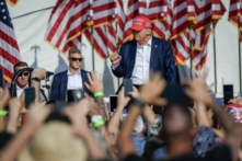 Ứng cử viên tổng thống Đảng Cộng Hòa và là cựu Tổng thống Donald Trump đến tham gia cuộc vận động tranh cử tại Butler Farm Show Inc. ở Butler, Pennsylvania, hôm 13/07/2024. (Ảnh: Jeff Swensen/Getty Images)