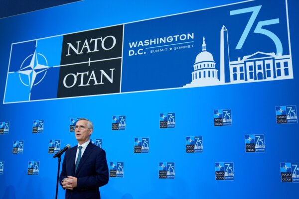 Tổng thư ký NATO Jens Stoltenberg chia sẻ với giới truyền thông tại Hội nghị thượng đỉnh NATO ở Hoa Thịnh Đốn hôm 10/07/2024. (Ảnh: Matt Rourke/AP Photo).