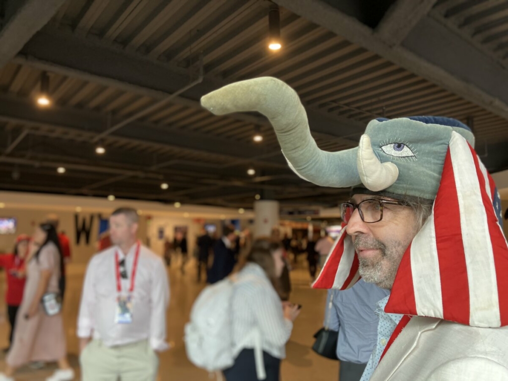 Người tham dự hội nghị Jim Walsh đến từ Connecticut đội chiếc mũ thể thao có hình con voi, linh vật của Đảng Cộng Hòa, tại Diễn đàn Fiserv, địa điểm diễn ra Hội nghị Quốc gia Đảng Cộng Hòa ở Milwaukee, Wisconsin, hôm 15/07/2024. (Ảnh: Janice Hisle/The Epoch Times)