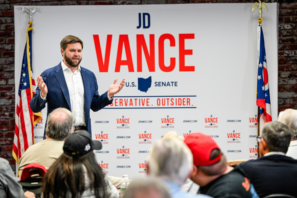 Ứng cử viên Thượng viện Hoa Kỳ của Đảng Cộng Hòa J.D. Vance nói chuyện với những người ủng hộ ở quê nhà tại trụ sở Đảng Cộng Hòa quận Butler ở Middletown, Ohio, vào ngày 19/10/2022. (Ảnh: Gaelen Morse/Getty Images)