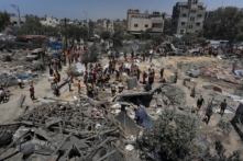 Người Palestine nhìn đống đổ nát của những căn lều và công trình nhà ở tạm bợ bị phá hủy sau một cuộc tấn công của quân đội Israel vào trại al-Mawasi, gần thành phố Khan Yunis, phía nam Dải Gaza hôm 13/07/2024. (Ảnh: Bashar Taleb/AFP qua Getty Images)