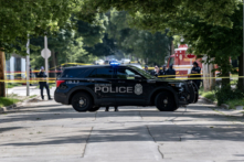 Cảnh sát tuần tra hiện trường vụ án một người đàn ông bị cảnh sát bắn và tử vong gần khu phố King Park ở phía tây Milwaukee, Wisconsin, hôm 16/07/2024. (Ảnh: Jim Vondruska/Getty Images)