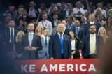 (Từ trái qua phải) Ông Eric Trump, cựu Tổng thống Donald J. Trump, và ứng cử viên liên danh của ông — Thượng nghị sỹ J.D. Vance (Cộng Hòa-Ohio) đến tham dự Hội nghị Quốc gia Đảng Cộng Hòa ở Milwaukee, hôm 16/07/2024. (Ảnh: Madalina Vasiliu/The Epoch Times)