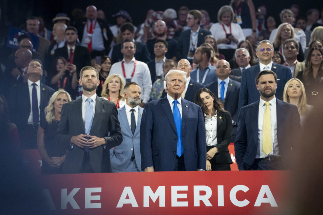 (Từ trái qua phải) Ông Eric Trump, cựu Tổng thống Donald J. Trump, và ứng cử viên liên danh của ông — Thượng nghị sỹ J.D. Vance (Cộng Hòa-Ohio) đến tham dự Hội nghị Quốc gia Đảng Cộng Hòa ở Milwaukee, hôm 16/07/2024. (Ảnh: Madalina Vasiliu/The Epoch Times)