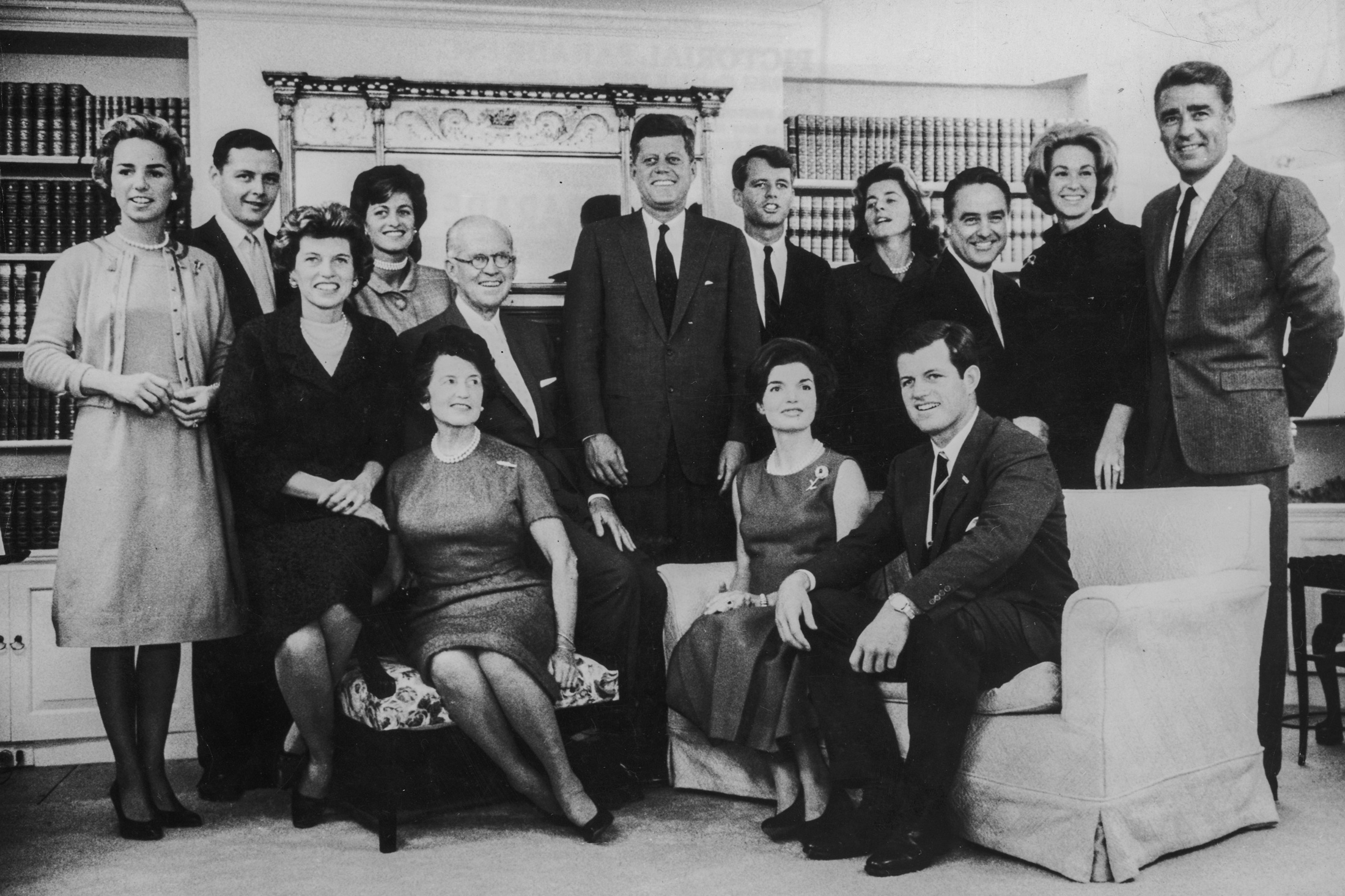 Tổng thống John F. Kennedy (ở giữa) cùng gia đình mình chụp ảnh sau khi ông giành chiến thắng trong cuộc bầu cử tổng thống, tại Cảng Hyannis, Massachusett, vào ngày 09/11/1960. Mối liên hệ của gia đình Mellon với gia đình Kennedy đã được thiết lập từ những năm 1960. (Ảnh: Trung tâm Lưu trữ Hulton/Getty Images)