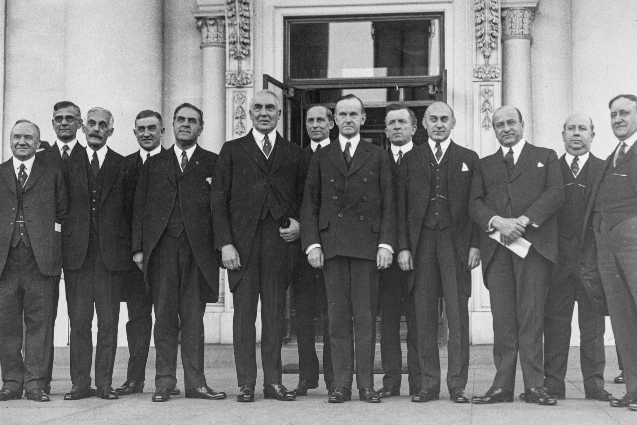 Doanh nhân và chính trị gia Andrew Mellon (1855–1937) (thứ 3 từ trái sang) chụp ảnh cùng với các luật sư và chính trị gia Hoa Kỳ khác sau một cuộc họp tại Toà Bạch Ốc năm 1923. Ông Mellon giữ chức bộ trưởng ngân khố Hoa Kỳ từ năm 1921 đến năm 1932. (Ảnh: Keystone View Company/FPG/Archive Photos/Getty Images)