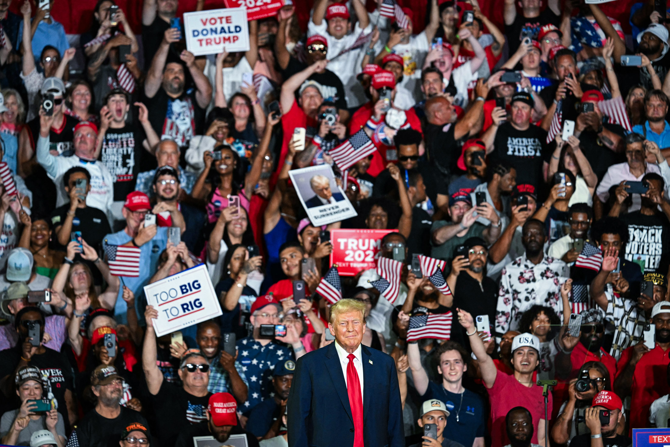 Cựu Tổng thống Donald Trump đứng trên sân khấu tại một cuộc vận động tranh cử ở Philadelphia hôm 22/06/2024. (Ảnh: Jim Watson/AFP qua Getty Images)