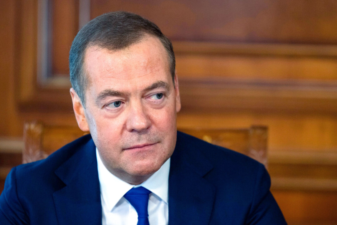 Ông Dmitry Medvedev, Cựu Tổng thống Nga và hiện là Phó Chủ tịch Hội đồng An ninh, nói chuyện với giới truyền thông Nga tại dinh thự tiểu bang Gorki bên ngoài Moscow, vào ngày 23/03/2023. (Ảnh: Ekaterina Shtukina/Sputnik Pool Photo qua AP)