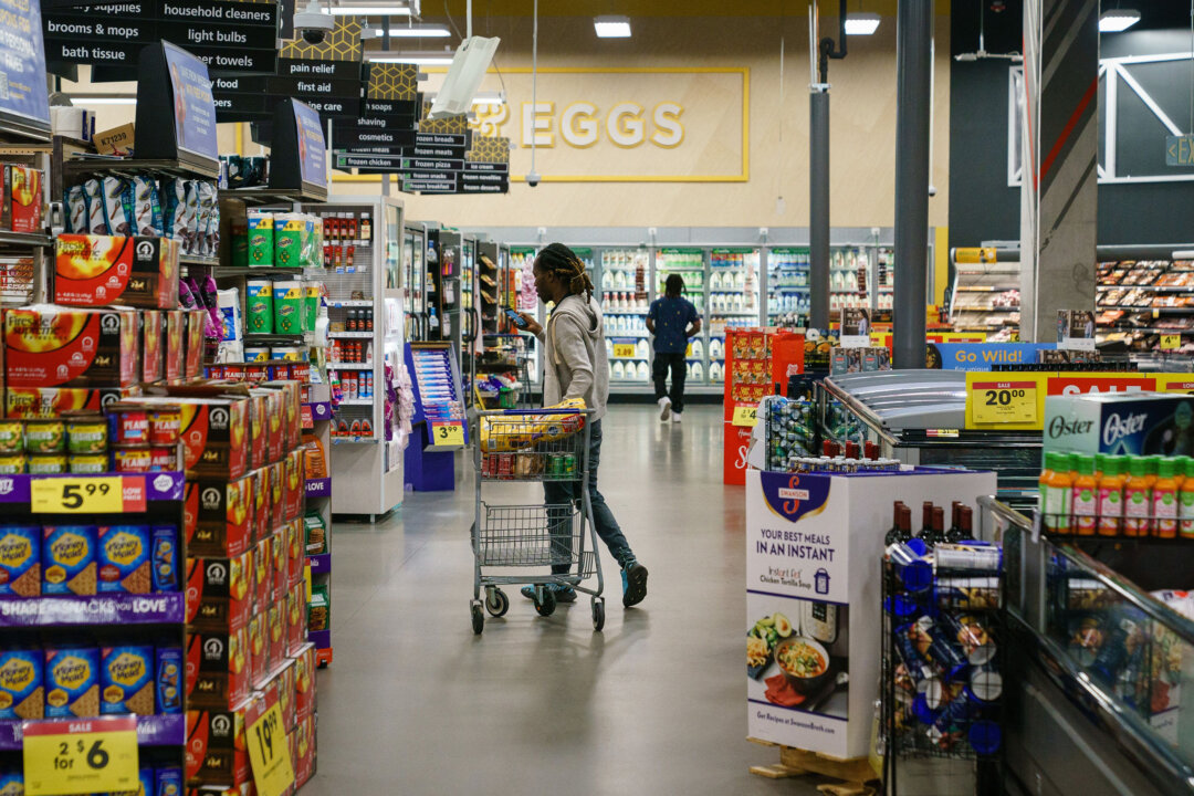 Khách hàng mua sắm trong một siêu thị Kroger vào ngày 14/10/2022, tại Atlanta, Georgia. (Ảnh: Elijah Nouvelage/AFP qua Getty Images)