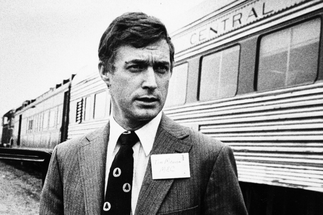 Ông Timothy Mellon đứng bên ngoài đoàn tàu giám sát trong chuyến tham quan địa ốc năm 1981. (Ảnh: AP Photo)