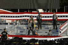 Các nhân viên chấp pháp đứng gần sân khấu của cuộc vận động tranh cử cho ứng cử viên tổng thống của Đảng Cộng Hòa, cựu Tổng thống Donald Trump, ở Butler, Pennsylvania, hôm 13/07/2024. (Ảnh: Anna Moneymaker/Getty Images)