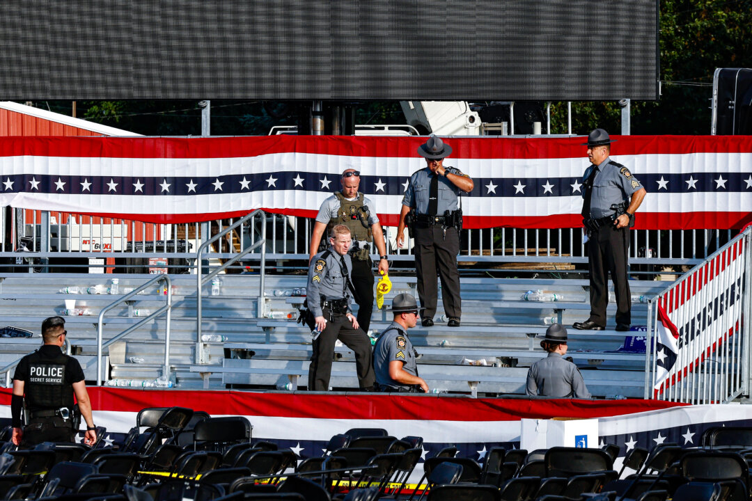 Các nhân viên chấp pháp đứng gần sân khấu của cuộc vận động tranh cử cho cựu Tổng thống Đảng Cộng Hòa Donald Trump ở Butler, Pennsylvania, hôm 13/07/2024. (Ảnh: Anna Moneymaker/Getty Images)