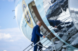 Tổng thống Joe Biden lên chiếc Air Force One khi ông rời Phi trường Quốc tế Harry Reid ở Las Vegas, trên đường đến Delaware, hôm 17/07/2024. (Ảnh: Kent Nishimura/AFP qua Getty Images)