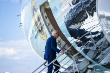 Tổng thống Joe Biden lên chiếc Air Force One khi ông rời Phi trường Quốc tế Harry Reid ở Las Vegas, trên đường đến Delaware, hôm 17/07/2024. (Ảnh: Kent Nishimura/AFP qua Getty Images)