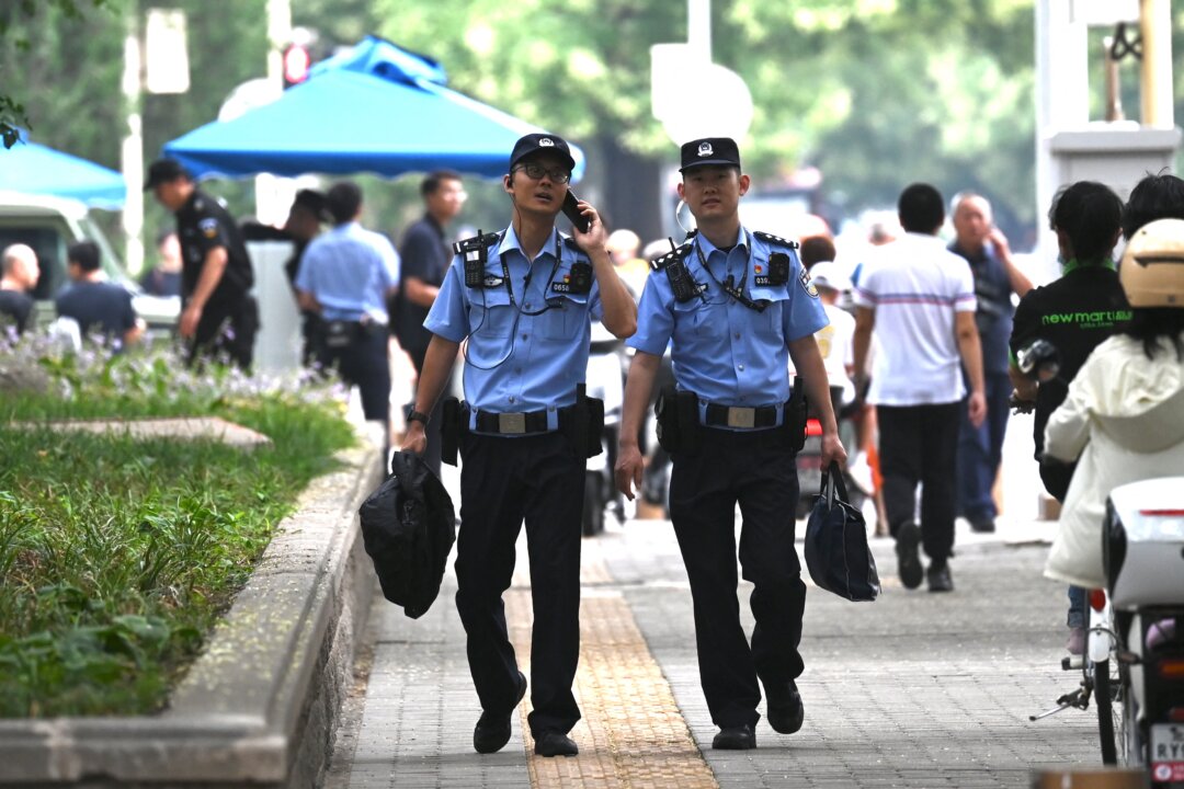 Các viên công an tuần tra bên ngoài khách sạn Kinh Tây, nơi các nhà lãnh đạo Trung Quốc đang tiến hành Hội nghị Toàn thể lần thứ Ba, một cuộc họp kinh tế quan trọng, tại Bắc Kinh hôm 15/07/2024. (Ảnh: Greg Baker/AFP qua Getty Images)