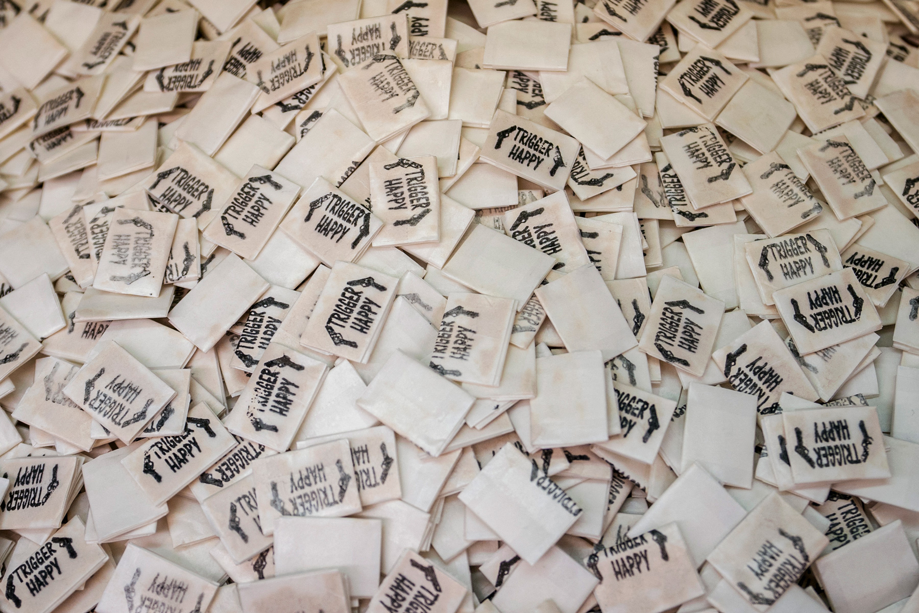 Các túi fentanyl được trưng bày tại Phòng thí nghiệm Khu vực Đông Bắc của Lực lượng Chống Ma túy (DEA) ở New York vào ngày 08/10/2019. Cứ 10 viên thuốc bị DEA thu giữ thì có tới 7 viên chứa một liều lượng fentanyl đủ để gây tử vong. (Ảnh: Don Emmert/AFP qua Getty Images)