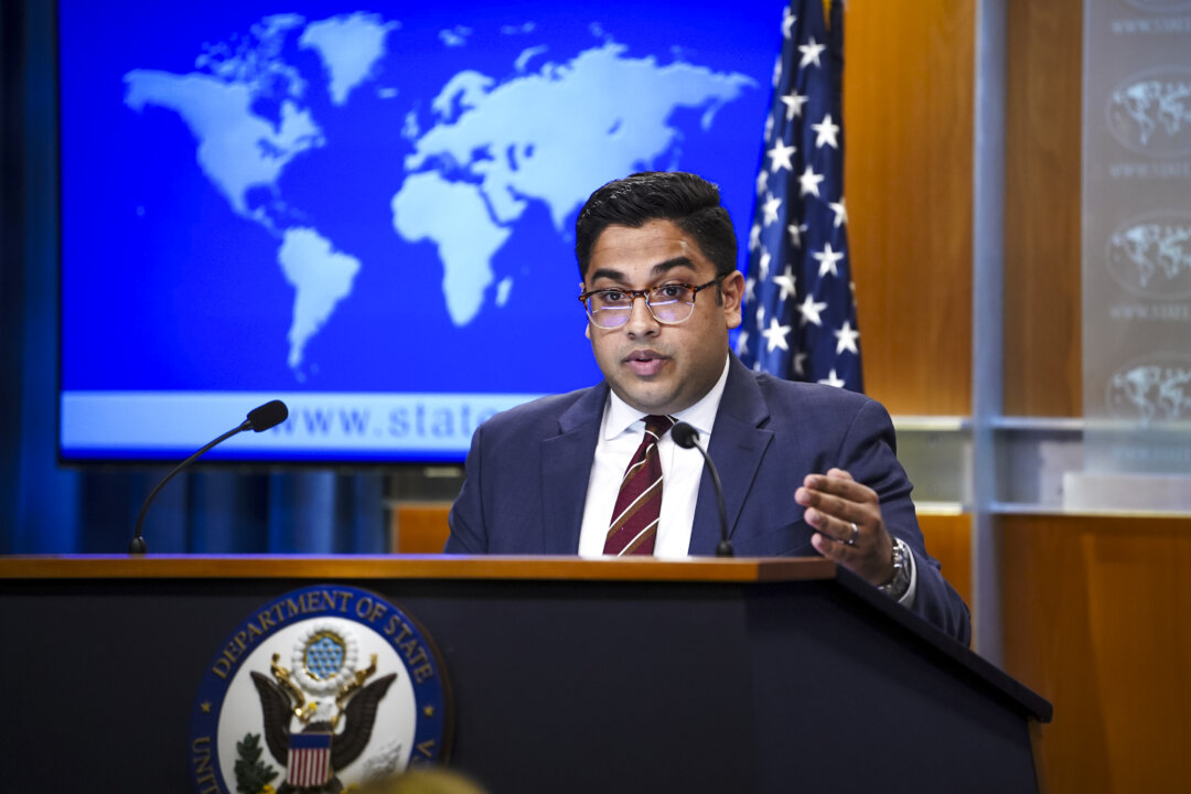 Phó phát ngôn viên Bộ Ngoại giao Vedant Patel nói với các phóng viên trong một cuộc họp báo tại Bộ Ngoại giao ở Hoa Thịnh Đốn vào ngày 27/07/2023. (Ảnh: Madalina Vasiliu/The Epoch Times)