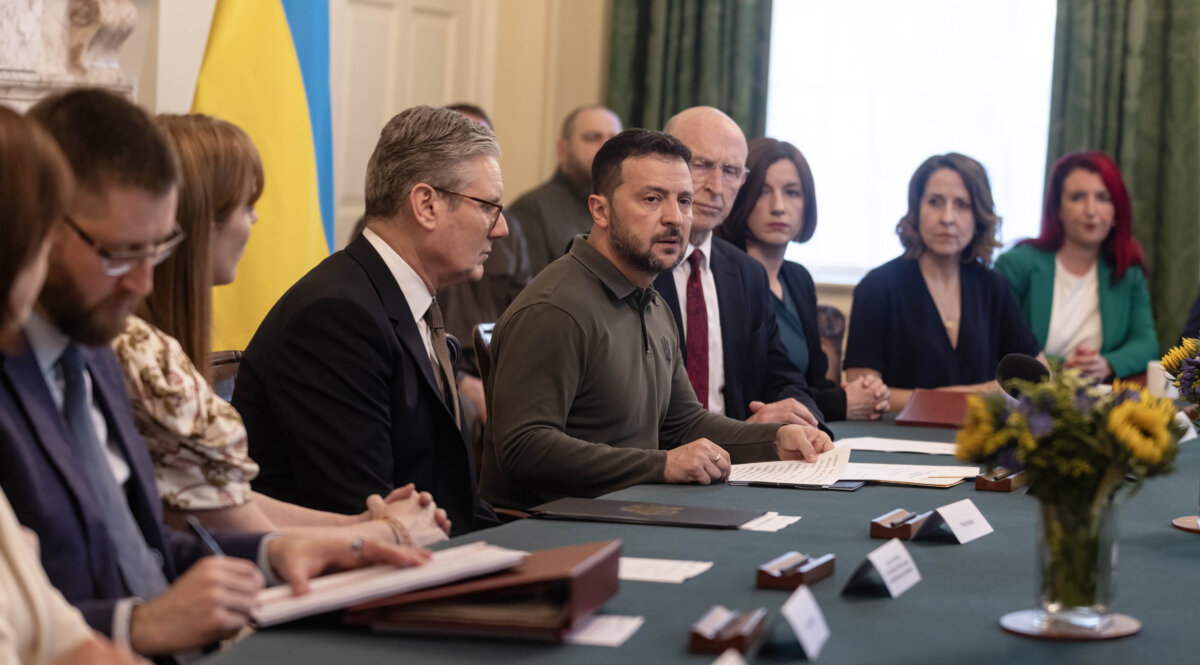 Tổng thống Ukraine Volodymyr Zelenskyy trình bày tại một cuộc họp bất thường của Nội các Vương quốc Anh tại số 10 Downing Street, London, hôm 19/07/2024. (Ảnh: Richard Pohle/The Times/PA Wire)