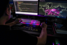 Một thành viên của nhóm tin tặc Red Hacker Alliance từ chối cung cấp tên thật đang sử dụng một trang web theo dõi các cuộc tấn công mạng toàn cầu trên máy điện toán của mình tại văn phòng ở Đông Quản, tỉnh Quảng Đông, Trung Quốc, vào ngày 04/08/2020. (Ảnh: Nicolas Asfouri/AFP qua Getty Images)