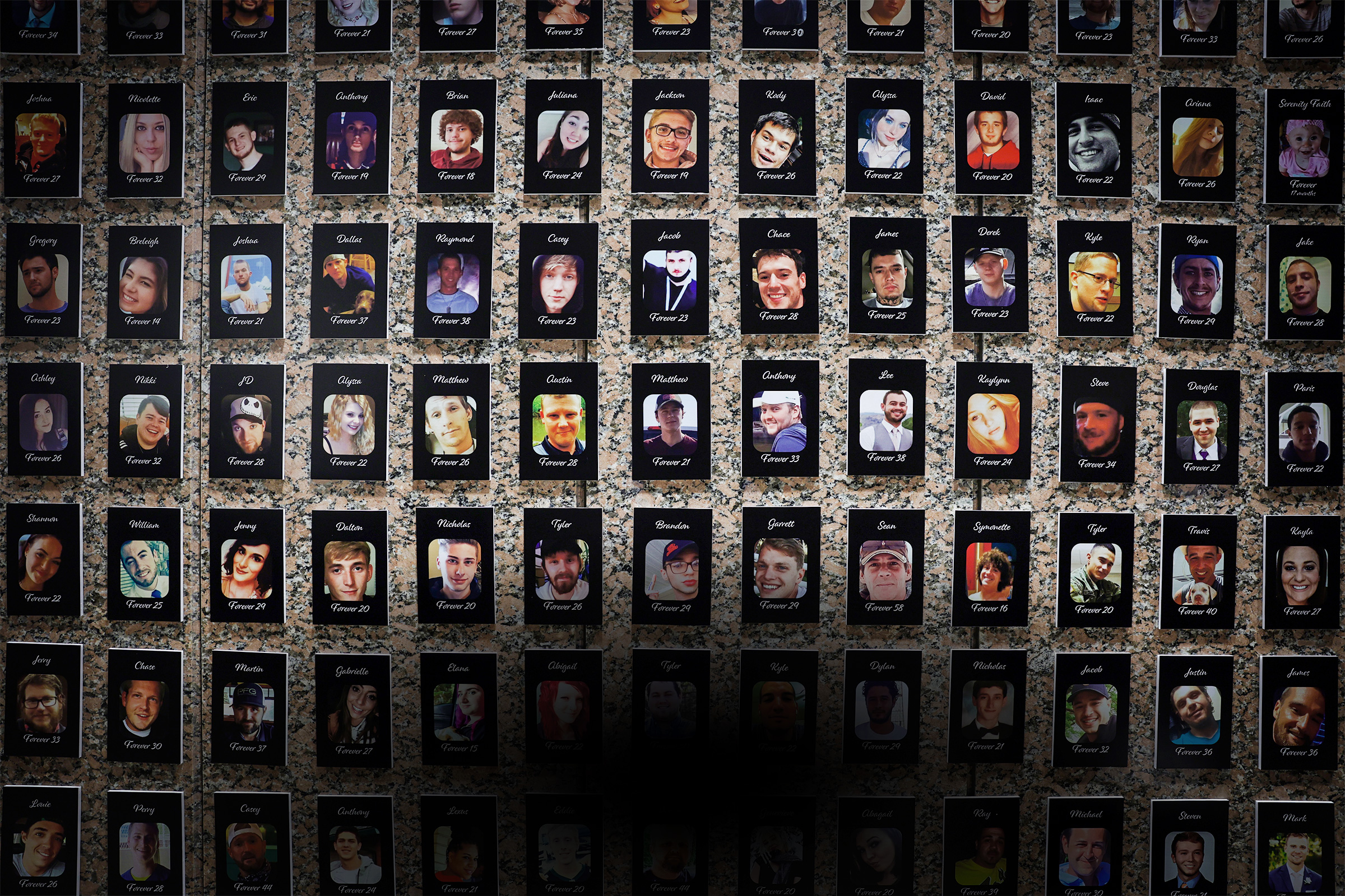 Hình ảnh của các nạn nhân fentanyl được trưng bày tại Đài tưởng niệm The Faces of Fentanyl tại trụ sở Cục Quản lý Thực thi Ma túy Hoa Kỳ ở Arlington, Virginia , hôm 27/09/2022. (Ảnh: Alex Wong/Getty Images)
