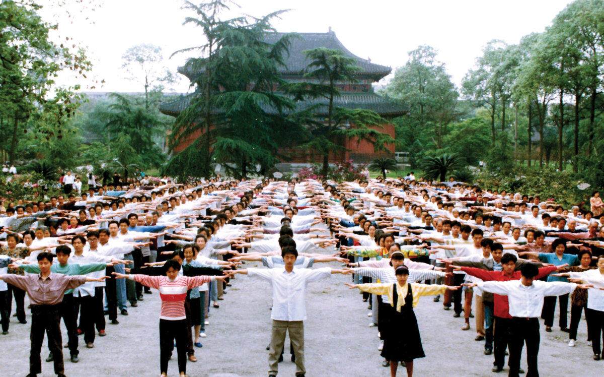 Các học viên Pháp Luân Công luyện công ở Thành Đô, tỉnh Tứ Xuyên của Trung Quốc, trước khi cuộc bức hại bắt đầu vào năm 1999. (Ảnh: minghui.org)