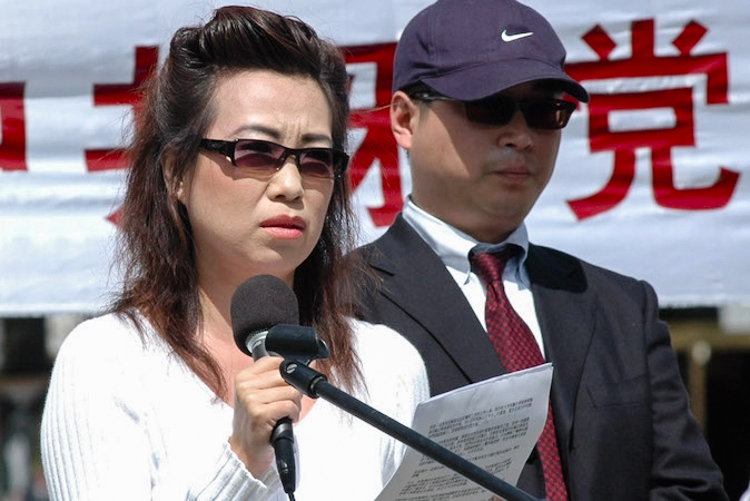 Những người tố cáo Annie và Peter tại một cuộc họp báo ở Hoa Thịnh Đốn, vào ngày 20/04/2006. Đây là lần đầu tiên họ làm chứng công khai về tội ác thu hoạch nội tạng quy mô lớn ở Trung Quốc. (Ảnh: The Epoch Times)