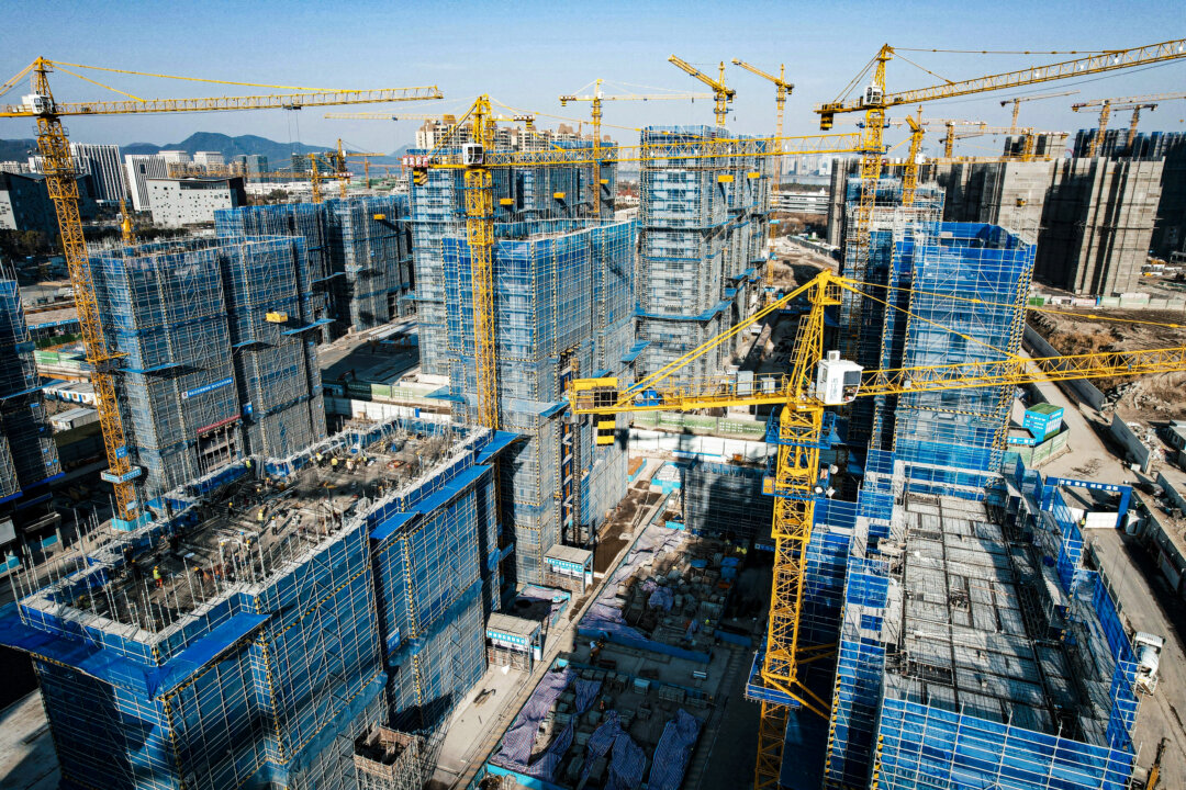 Ảnh chụp từ trên không cho thấy các tòa chung cư đang trong quá trình thi công của nhà phát triển địa ốc Trung Quốc Vạn Khoa ở Hàng Châu, tỉnh Chiết Giang, miền đông Trung Quốc, hôm 15/03/2024. (Ảnh: STR/AFP qua Getty Images)