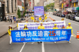 Các học viên Pháp Luân Công diễn hành kêu gọi chấm dứt cuộc bức hại kéo dài suốt 25 năm qua của Đảng Cộng sản Trung Quốc nhắm vào môn tu luyện này, tại thành phố New York, hôm 20/07/2024. (Ảnh: Larry Dye/The Epoch Times)