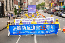 Các học viên Pháp Luân Công diễn hành kêu gọi chấm dứt cuộc bức hại kéo dài suốt 25 năm qua của Đảng Cộng sản Trung Quốc nhắm vào môn tu luyện này, tại thành phố New York, hôm 20/07/2024. (Ảnh: Larry Dye/The Epoch Times)