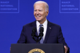 Tổng thống Joe Biden trình bày tại Hội nghị Quốc gia NAACP lần thứ 115 tại Trung tâm Hội nghị Mandalay Bay ở Las Vegas hôm 16/07/2024. (Ảnh: Mario Tama/Getty Images)