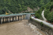 Lực lượng cứu hộ làm việc gần một cây cầu bị sập ở huyện Tạc Thủy, thành phố Thương Lạc, tỉnh Thiểm Tây, vùng Tây Bắc Trung Quốc, hôm 20/07/2024. Chính quyền Trung Quốc cho biết vài người đã thiệt mạng và hơn chục người đang mất tích trong vụ sập một phần cầu xa lộ cao tốc ở phía tây bắc nước này sau những cơn bão lớn và nạn lụt. (Ảnh: Zhao Yingbo/Tân Hoa Xã qua AP)