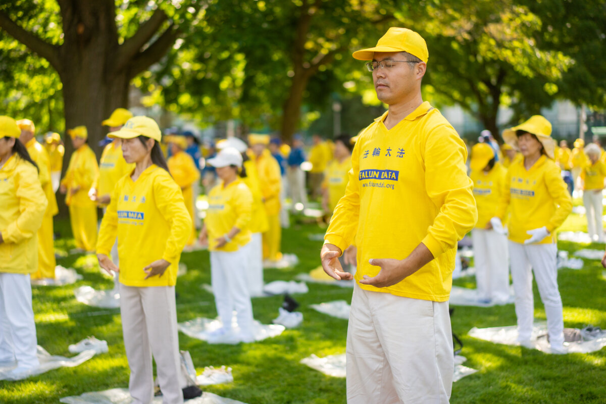 Các học viên Pháp Luân Công biểu diễn các bài công pháp tĩnh tại trong một sự kiện được tổ chức tại công viên Queen ở Toronto, Ontario, hôm 20/07/2024. Sự kiện này nhằm tưởng niệm 25 năm cuộc bức hại của chính quyền Trung Quốc đối với Pháp Luân Công. (Ảnh: Evan Ning/The Epoch Times)