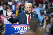 Cựu Tổng thống Donald J. Trump diễn thuyết trong một cuộc vận động tranh cử tại Nhà thi đấu Van Andel ở Grand Rapids, Michigan, hôm 20/07/2024. (Ảnh: Madalina Vasiliu/The Epoch Times)