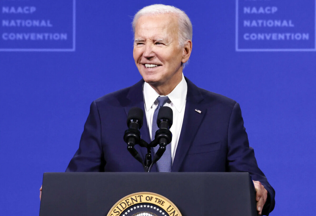 Tổng thống Joe Biden trình bày trong Hội nghị Quốc gia NAACP lần thứ 115 tại Trung tâm Hội nghị Mandalay Bay ở Las Vegas hôm 16/07/2024. (Ảnh: Mario Tama/Getty Images)