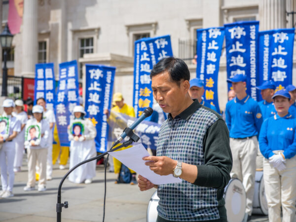 Học viên Pháp Luân Công Điền Tân trình bày tại sự kiện đánh dấu 25 năm cuộc bức hại của ĐCSTQ tại Quảng trường Trafalgar, trung tâm London, hôm 20/07/2024. (Ảnh: Yanning Qi/The Epoch Times)